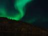 As cores da Aurora reflerem no Yukon River, em Dawson City, no noroeste do Canadá